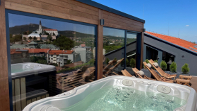 saunahouse and jakuzzi